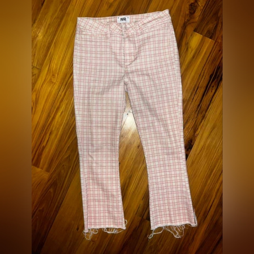 Pink/white cropped pant.